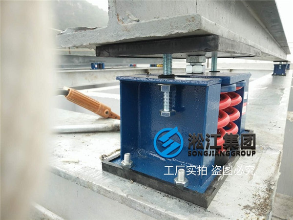 ZTF弹簧减振器方形冷却塔安装现场 ZTF弹簧减振器方形冷却塔安装现场