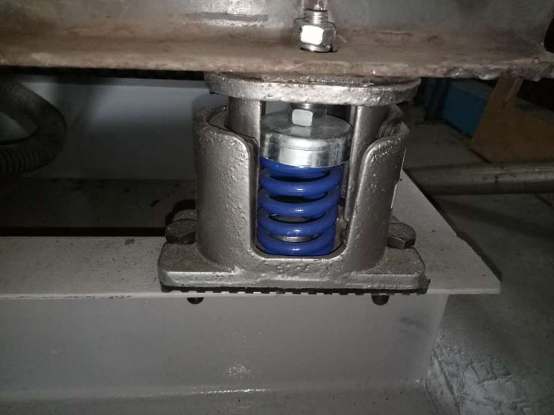 风机安装弹簧减震器后直接压扁了怎么办？